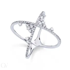 Anello incrociato in oro bianco 18k con diamanti.