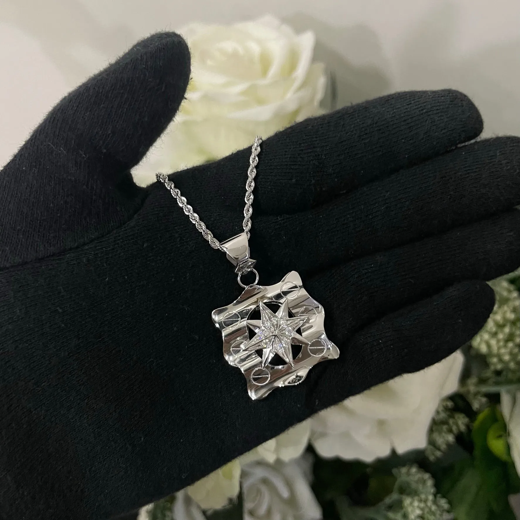 Collana fune con rosa dei venti oro e zirconi