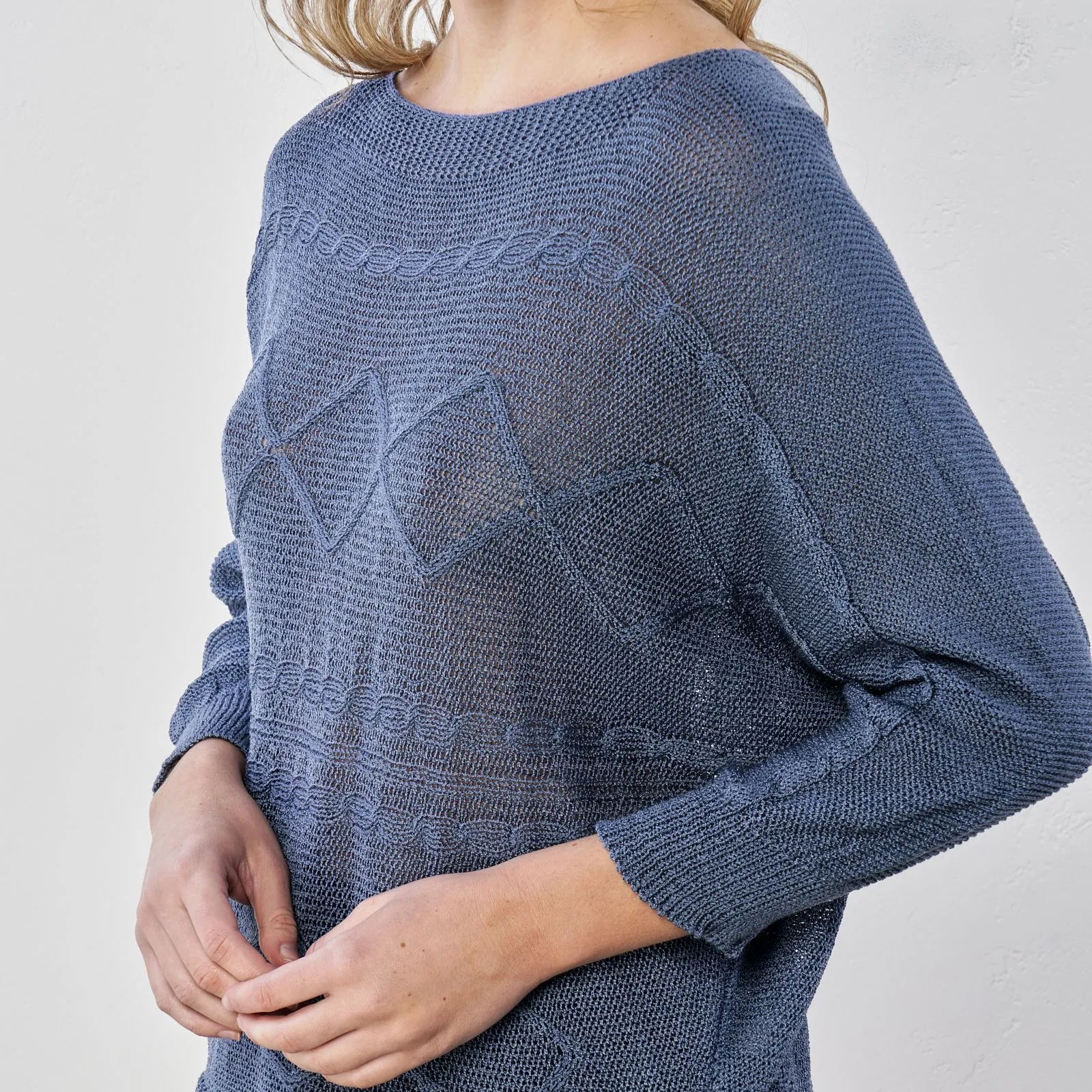 Maglioncino leggero blu con ricamo a rombi