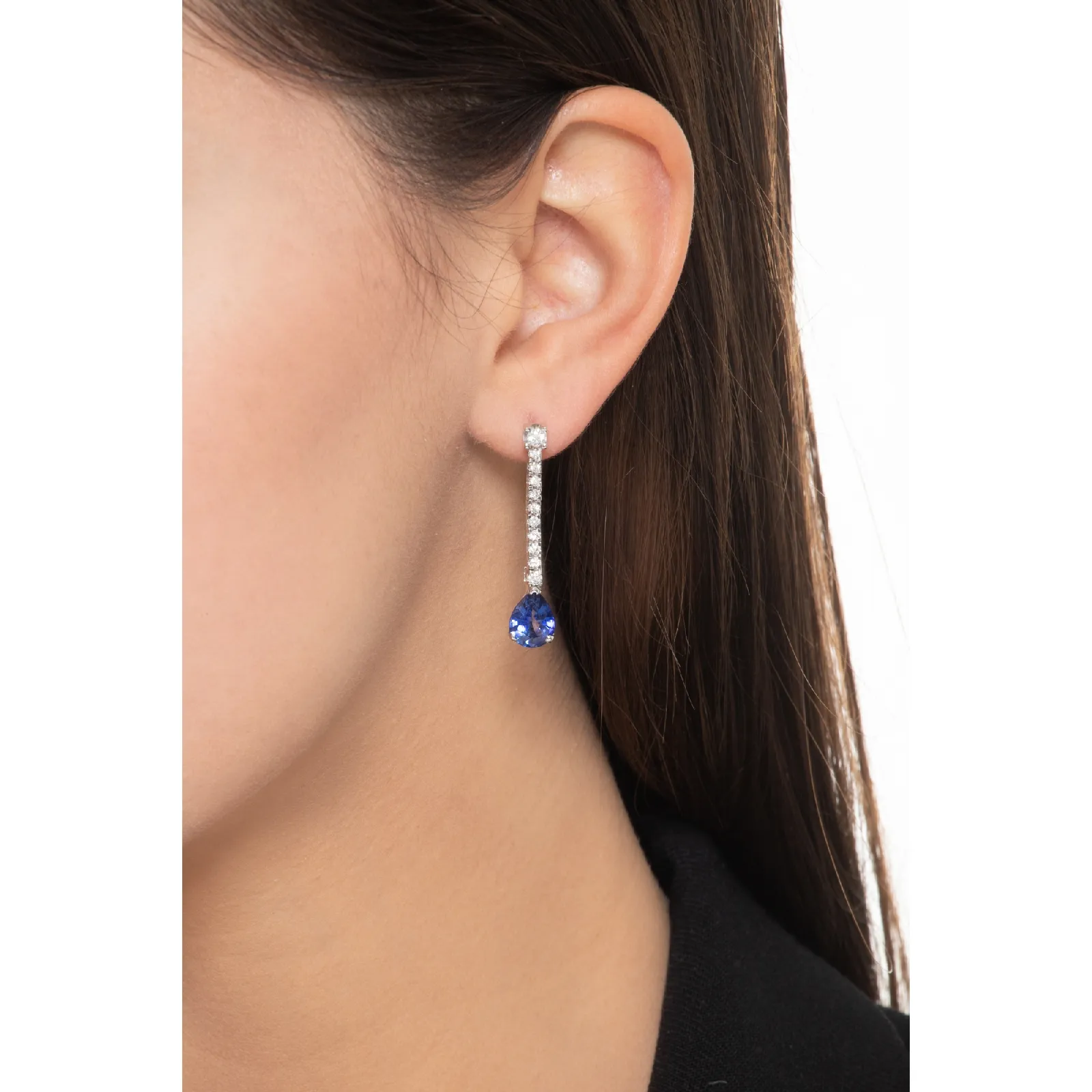 Orecchini pendenti in oro bianco 18k con diamanti  e zaffiri blu.