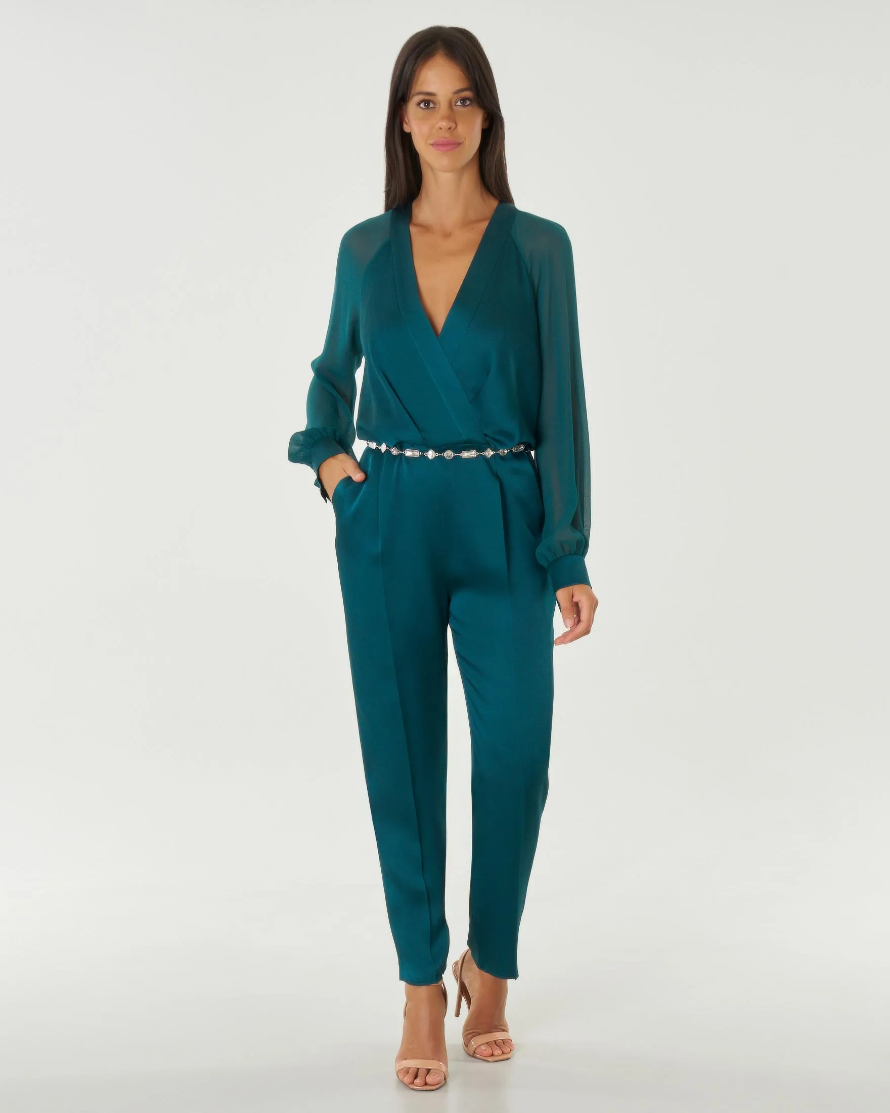 Tuta verde scuro in envers satin con scollo a V incrociato sul davanti e maniche in georgette di pura seta