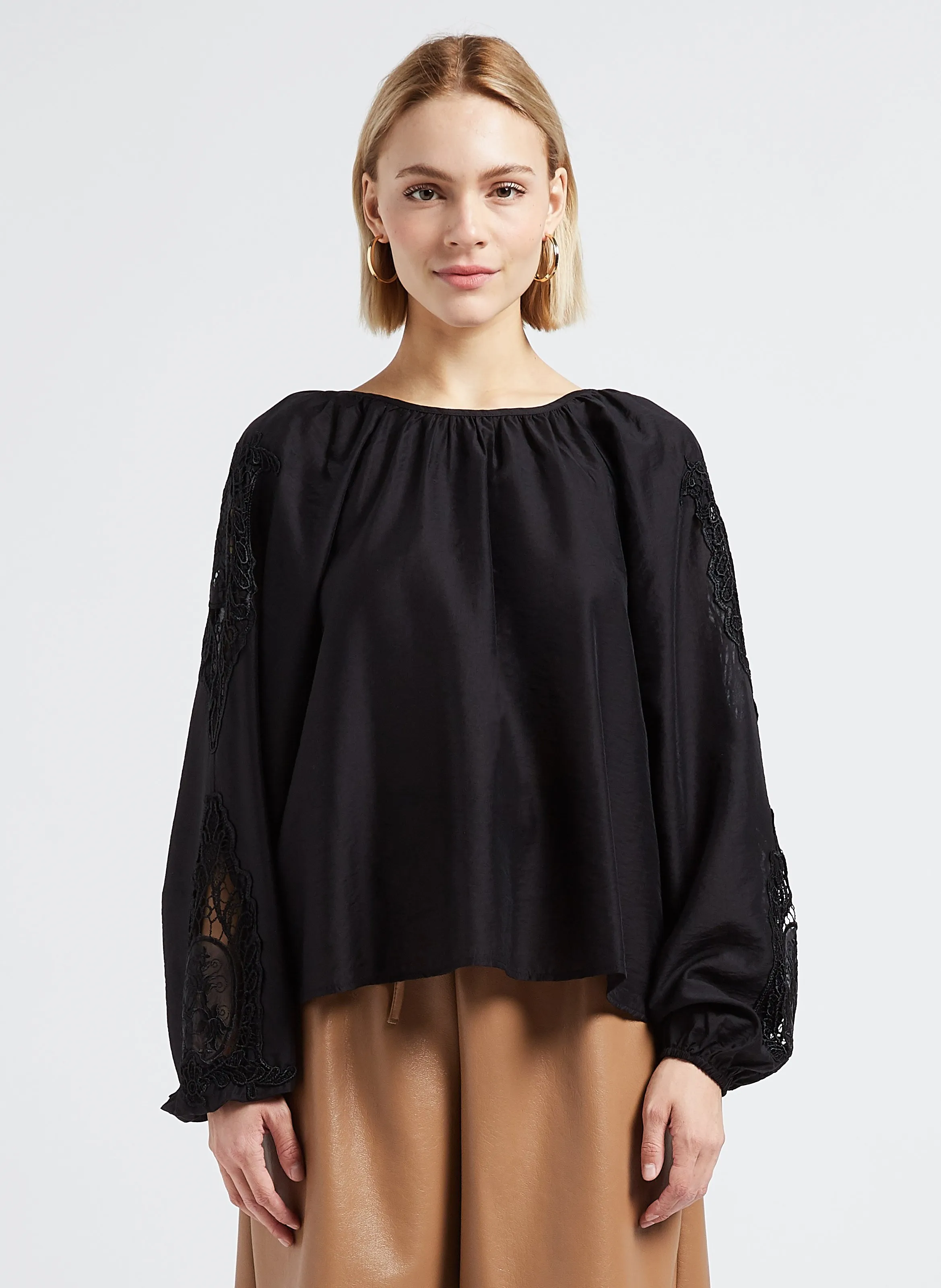  VILA   BRINNE - Blusa con scollo tondo ricami traforati e scollatura dietro | Nero